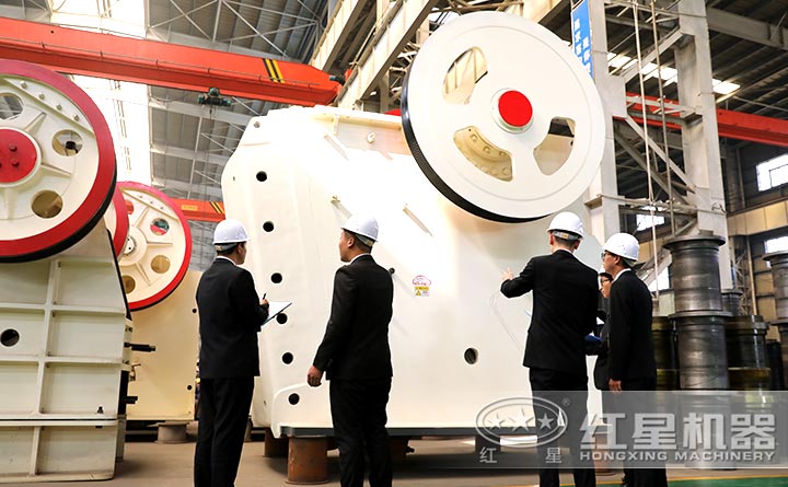 大型顎式破碎機(jī)設(shè)備