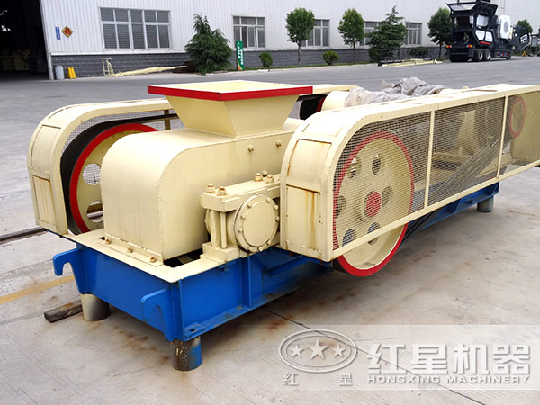對(duì)輥破碎機(jī)設(shè)備實(shí)拍