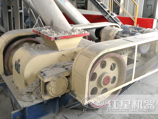 對(duì)輥破碎機(jī)生產(chǎn)現(xiàn)場(chǎng)實(shí)拍