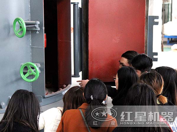 石頭磨粉機用戶參觀廠區(qū)