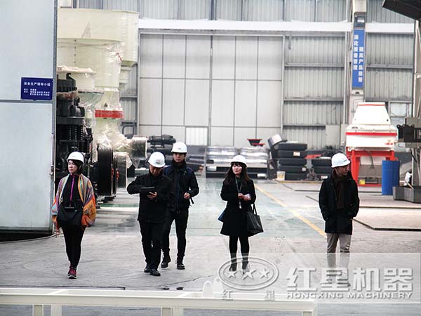 花崗巖反擊式破碎機(jī)設(shè)備廠區(qū)實(shí)拍