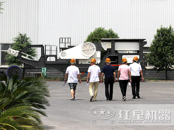移動(dòng)汽車打石子機(jī)用戶參觀廠區(qū)