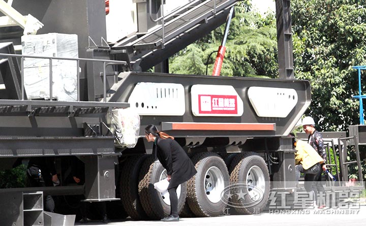 紅星車載式打砂機設備客戶近距離參觀，報價優(yōu)惠多