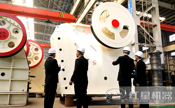 石頭顎式破碎機(jī)側(cè)面