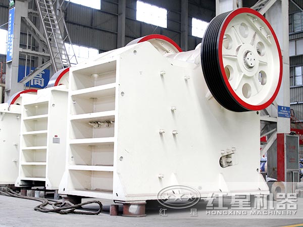 石頭顎式破碎機(jī)設(shè)備實(shí)拍