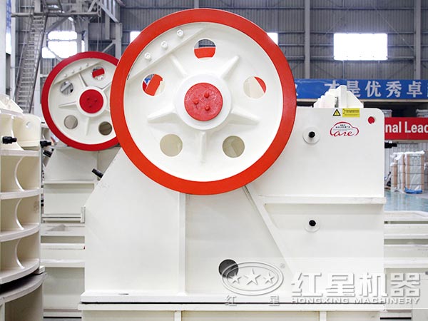 石頭顎式破碎機(jī)側(cè)面