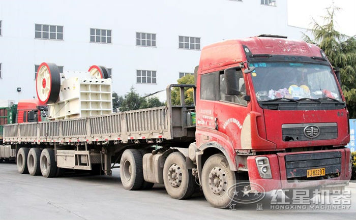 白云母顎式破碎機(jī)發(fā)貨現(xiàn)場(chǎng)