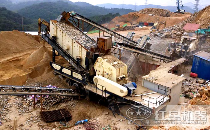 輪胎式移動(dòng)建筑垃圾破碎機(jī)現(xiàn)場