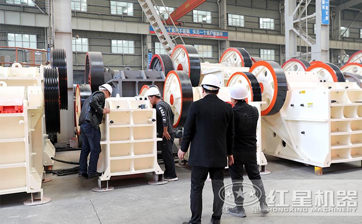 用戶參觀建筑肥料破碎機(jī)廠區(qū)