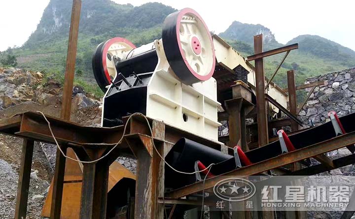 河卵石制砂生產(chǎn)線顎式破碎機(jī)工作現(xiàn)場