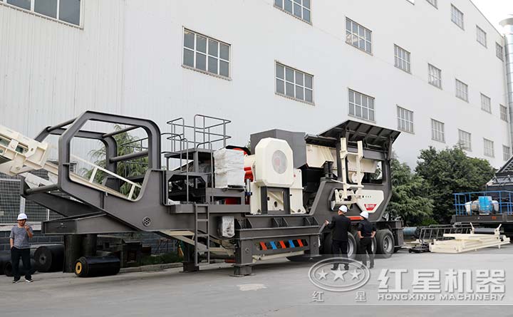 客戶到廠參觀移動式磚渣粉碎機(jī)