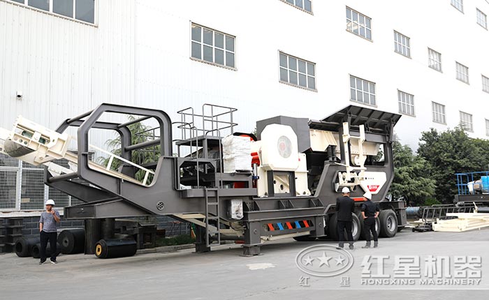 用戶考察移動(dòng)破碎車廠區(qū)