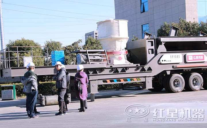 用戶考察紅星輪胎圓錐移動式破碎機廠區(qū)