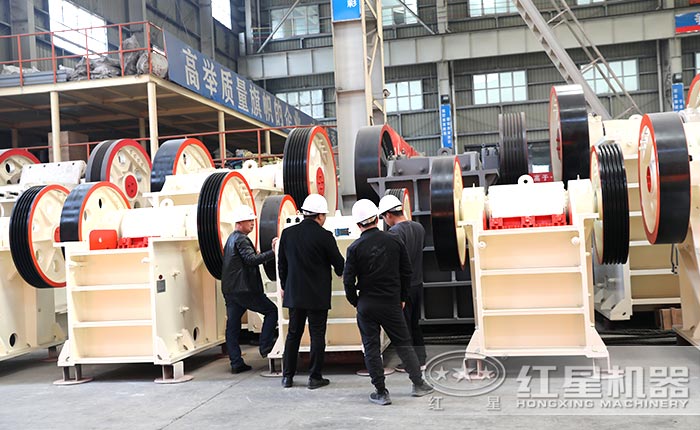 用戶考察顎式破碎機(jī)廠區(qū)