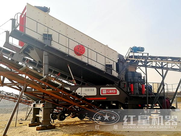 輪胎式移動(dòng)破碎機(jī)處理建筑垃圾現(xiàn)場(chǎng)