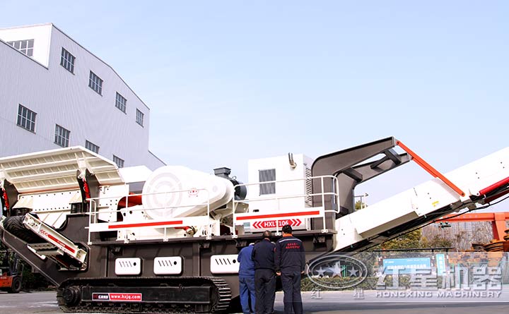 客戶考察紅星移動式破碎機廠區(qū)，免費技術咨詢現(xiàn)場