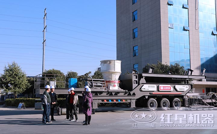 用戶考察紅星建筑垃圾破碎機設備廠區(qū)