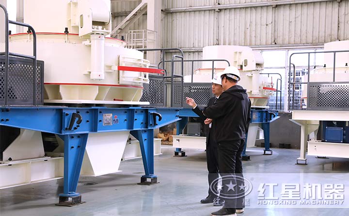 客戶考察中，專業(yè)經(jīng)理一對一指導(dǎo)購機