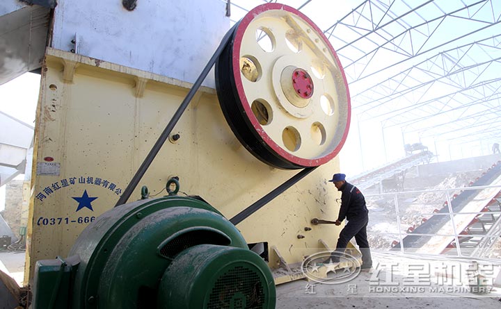 1200x1500顎式破碎機(jī)客戶現(xiàn)場(chǎng)，每小時(shí)600噸