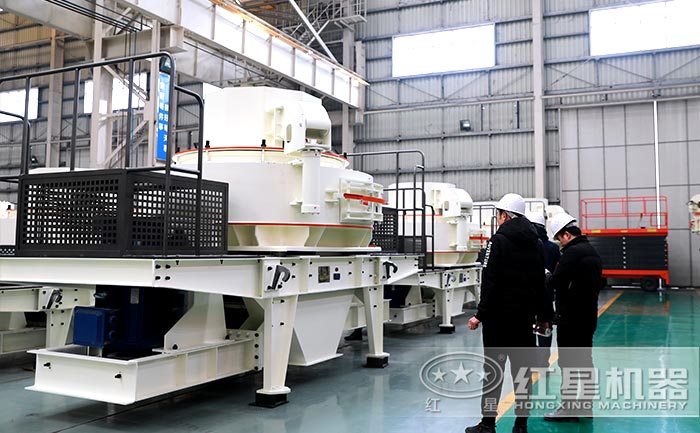 制沙機器廠區(qū)，客戶正在參觀中