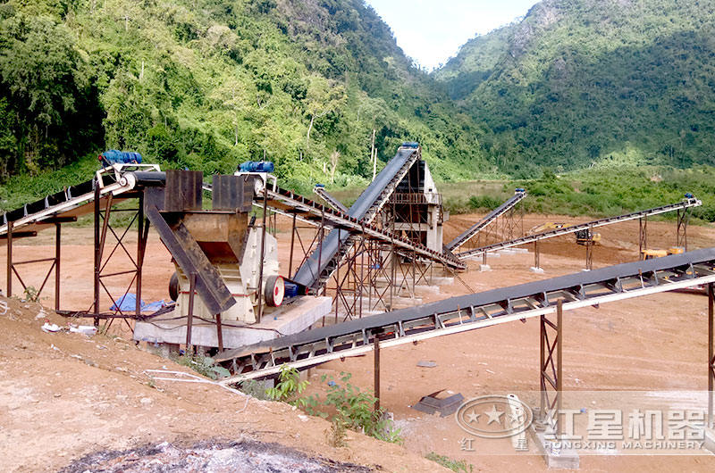 石灰石粉碎機(jī)作業(yè)現(xiàn)場