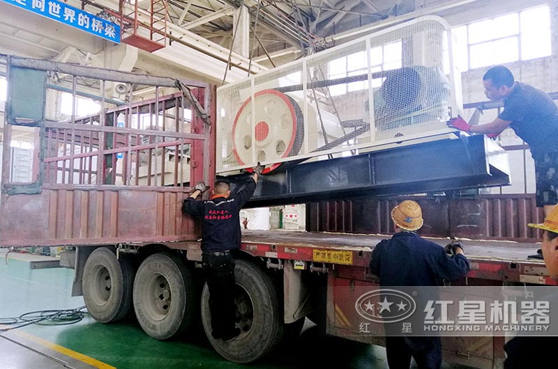 齒輥式破碎機發(fā)往客戶現(xiàn)場，價格合理